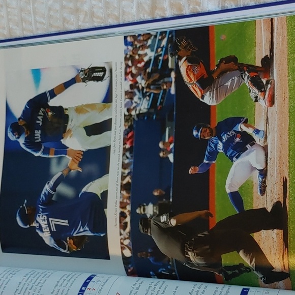 🌻CANADA'S TEAM TORONTO BLUE JAYS BOOK - Picture 4 of 6